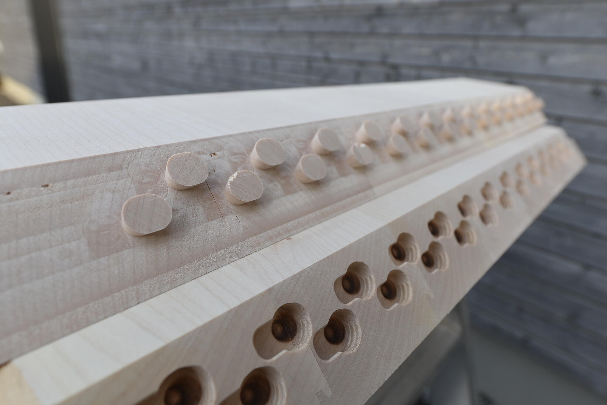 Mit der Gratzapfenverbindung können verschiedene Ecken von Holzmöbeln leimfrei sehr einfach zusammengesetzt werden.
Um diese Verbindung individuell auf verschiedenen Ebenen, und Schrägen einzusetzen, entwickelte die Firma Lindauer ein spezielles Programm.